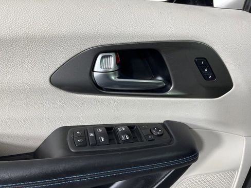 Used 2021 Chrysler Pacifica Touring-L image 16