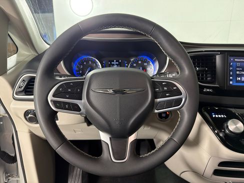 Used 2024 Chrysler Voyager LX image 15