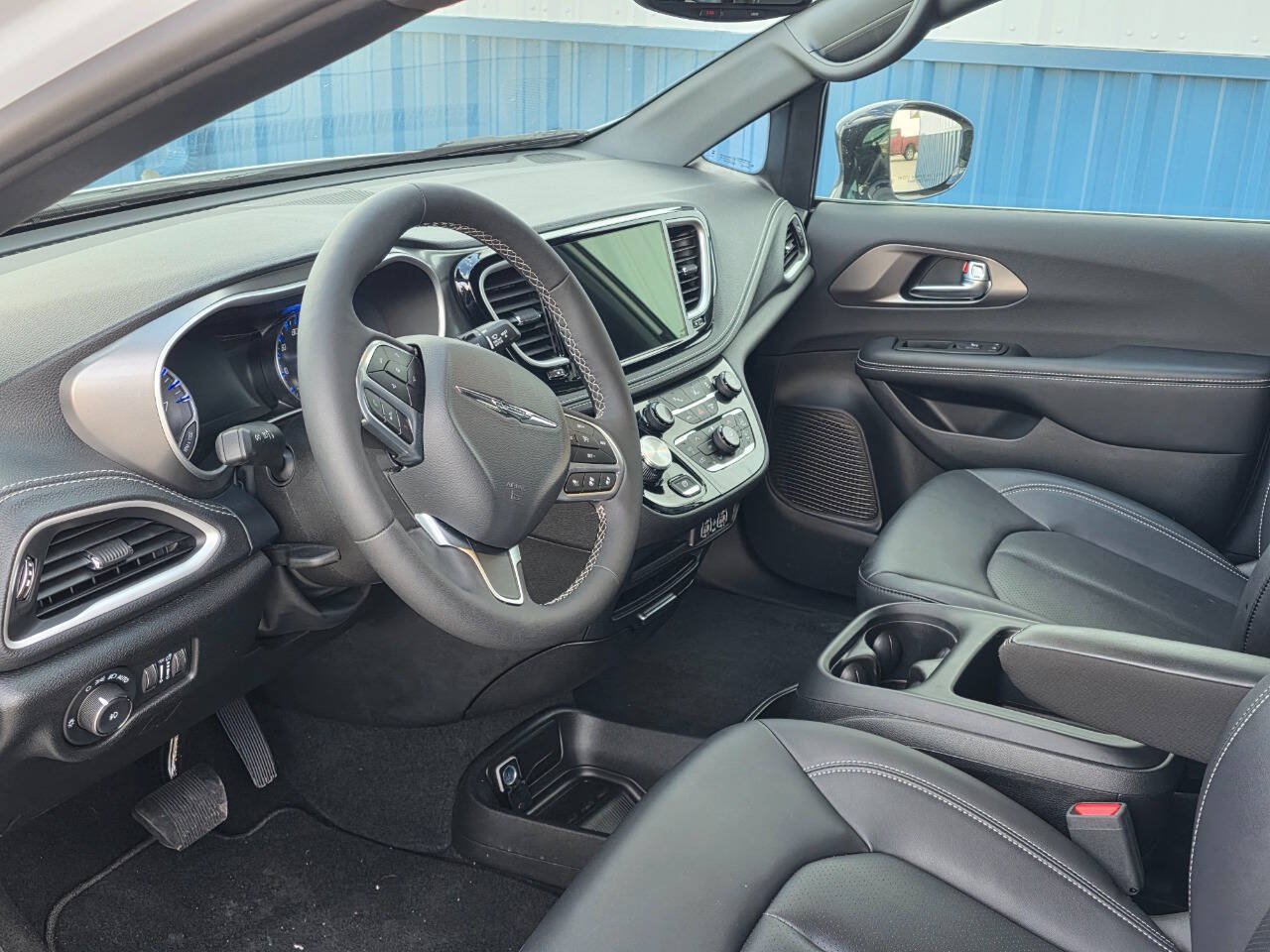 Used 2025 Chrysler Pacifica Select FWD image 10