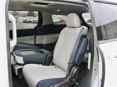 New 2025 Kia Carnival SX w/ SX Dark Edition Package image 18