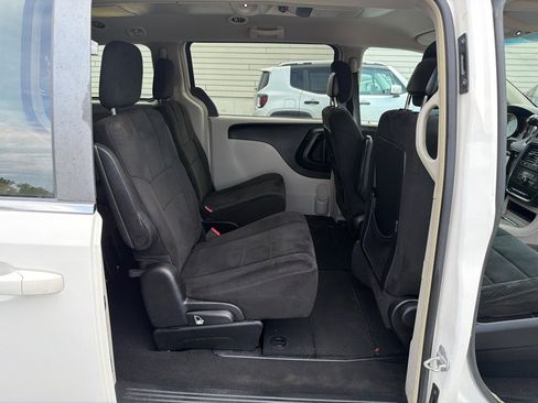 Used 2011 Dodge Grand Caravan Crew w/ Entertainment Group 1 FWD image 15
