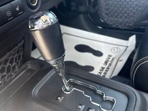 Used 2012 Jeep Wrangler Unlimited Rubicon AWD/4WD image 23