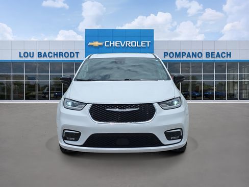 Used 2024 Chrysler Pacifica Limited FWD image 2