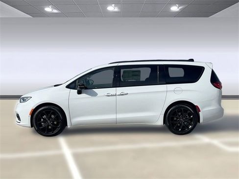 New 2026 Chrysler Pacifica Select w/ S Appearance Package image 2