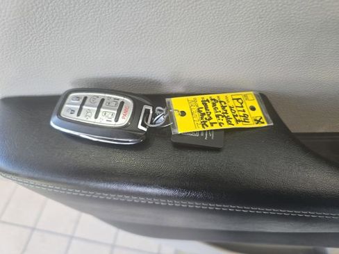Used 2022 Chrysler Pacifica Touring-L w/ Uconnect Theater Family Group FWD image 26