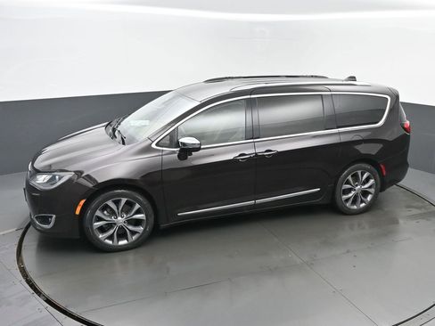 Used 2018 Chrysler Pacifica Limited image 39