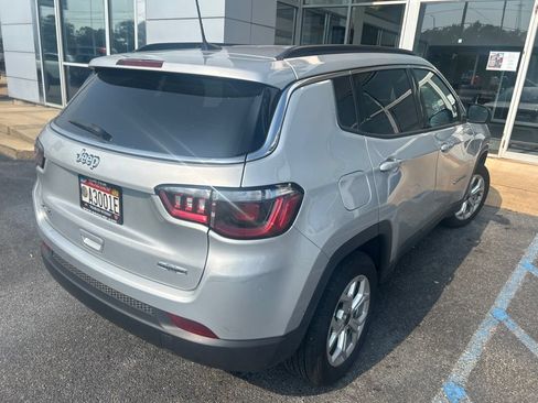 Used 2025 Jeep Compass Latitude AWD/4WD image 6