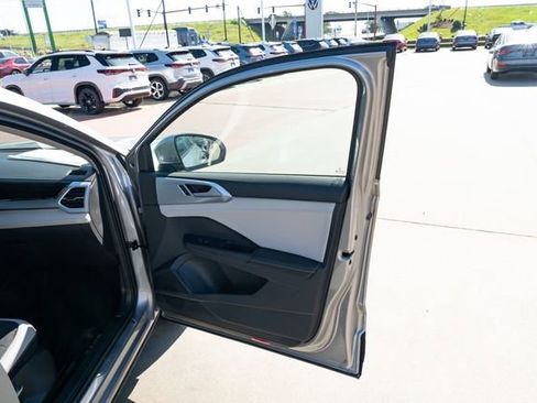 New 2026 Volkswagen Taos SE FWD image 16
