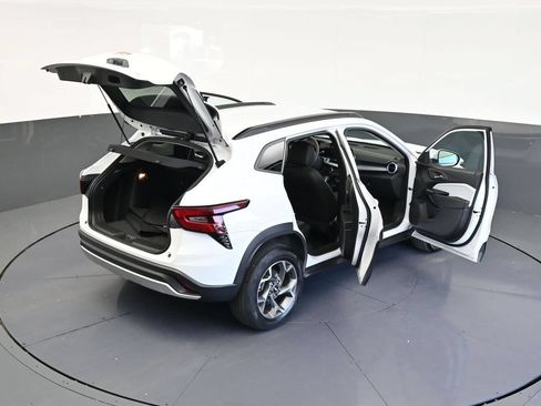 Used 2025 Chevrolet Trax LT FWD image 16