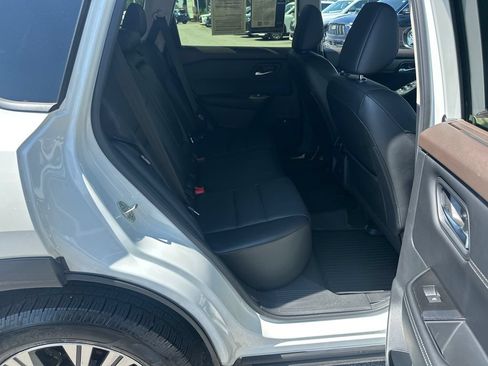 Used 2023 Nissan Rogue SV w/ SV Premium B Package FWD image 13