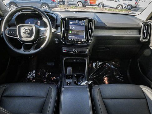 Used 2025 Volvo XC40 B5 Core image 29