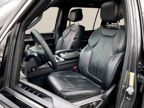 Used 2023 Jeep Wagoneer Base w/ Premium Group I image 22