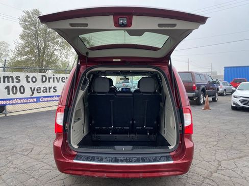 Used 2012 Chrysler Town & Country Touring-L w/ Driver Convenience Group FWD image 4