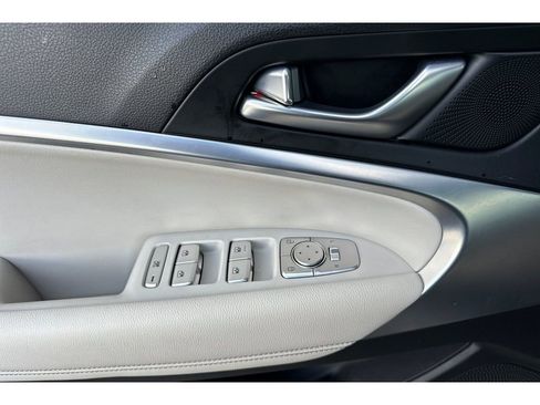 Used 2024 Genesis G70 2.5T image 11