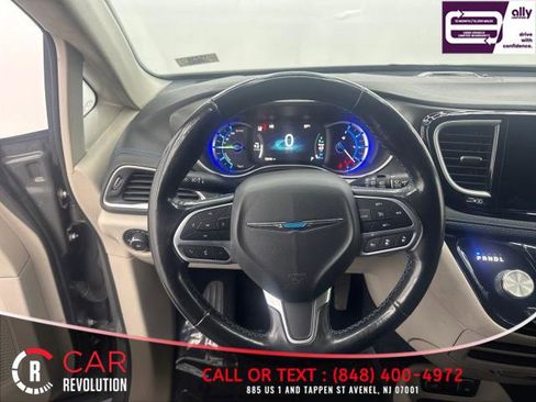Used 2021 Chrysler Pacifica Touring-L image 17