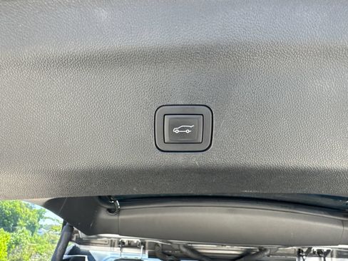 Used 2025 Chevrolet Tahoe LT AWD/4WD image 19