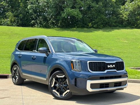 Used 2023 Kia Telluride EX FWD image 2