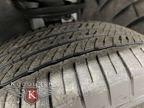 Used 2023 GMC Acadia SLE image 8