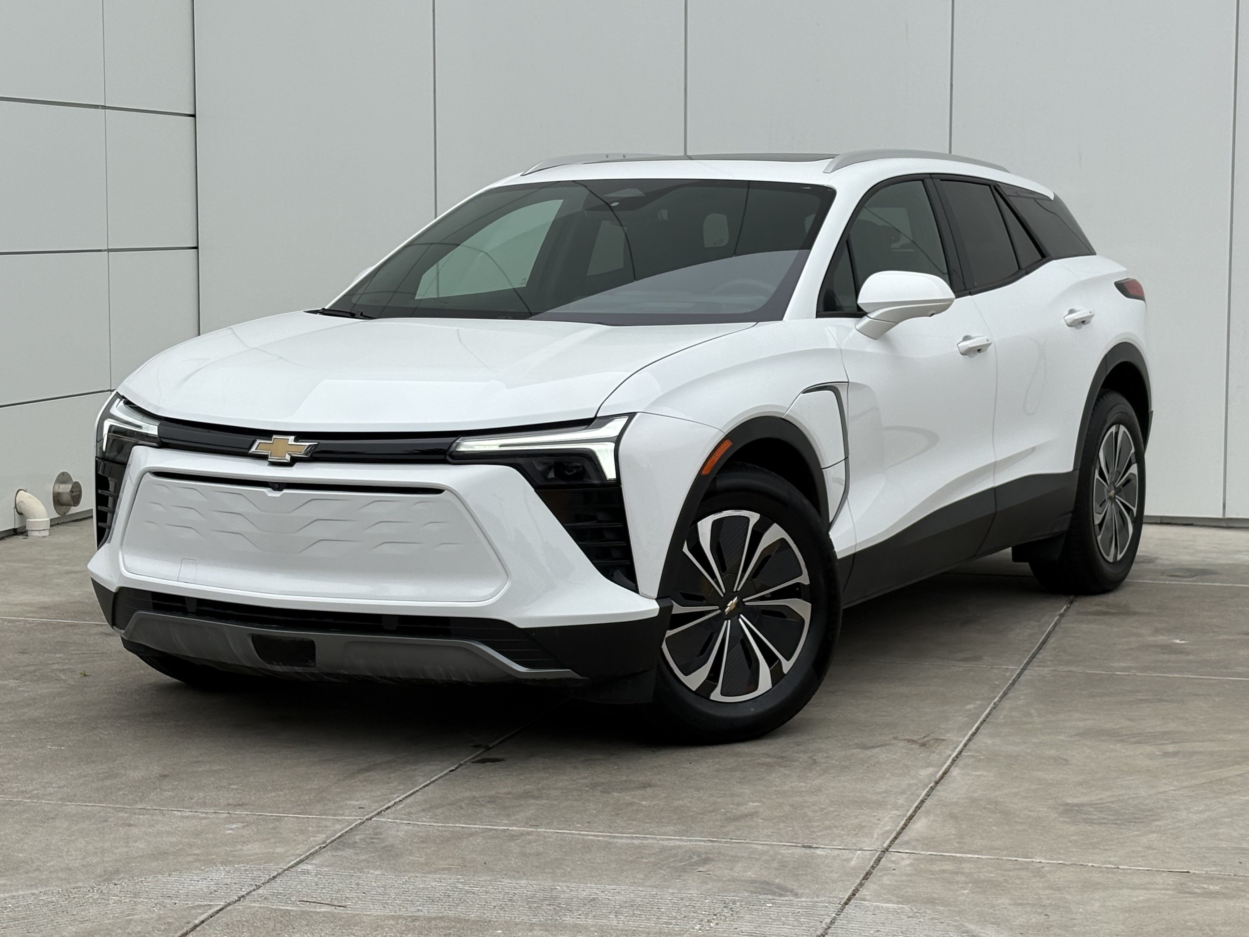 Used 2024 Chevrolet Blazer EV LT AWD/4WD image 2