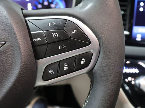 Used 2024 Chrysler Pacifica Touring-L FWD image 37