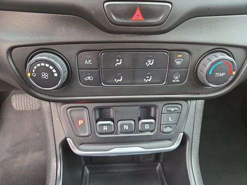 Used 2020 GMC Terrain SLE image 23