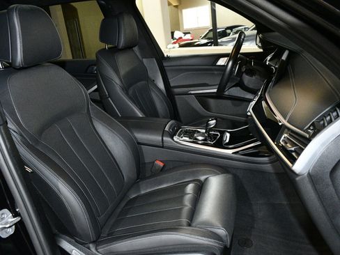 Used 2022 BMW X7 M50i w/ Luxury Seating Package image 8