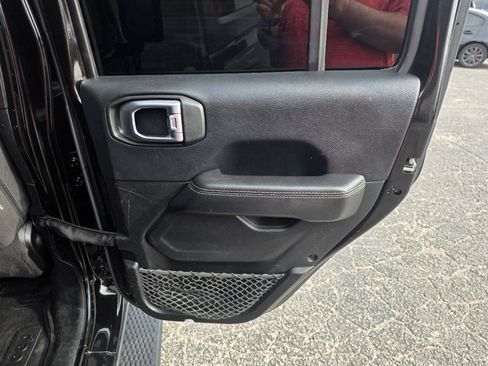 Used 2018 Jeep Wrangler Unlimited Sahara image 13