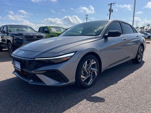 Used 2025 Hyundai Elantra Sport FWD image 3
