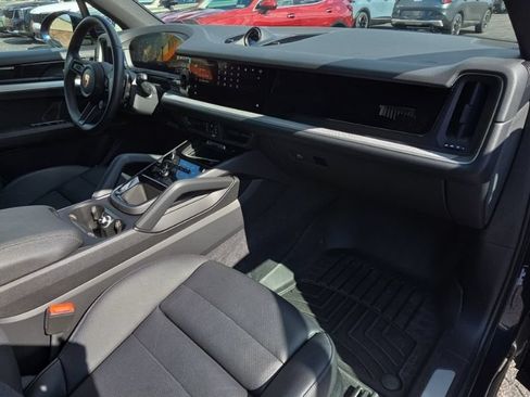 Used 2024 Porsche Cayenne AWD/4WD image 15