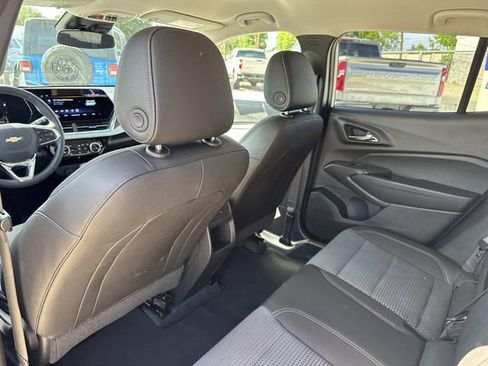 Used 2025 Chevrolet Trax LT w/ LT Convenience Package FWD image 35