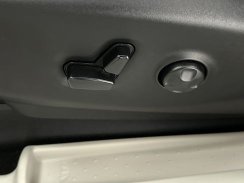 Used 2023 Chrysler Pacifica Touring-L FWD image 18