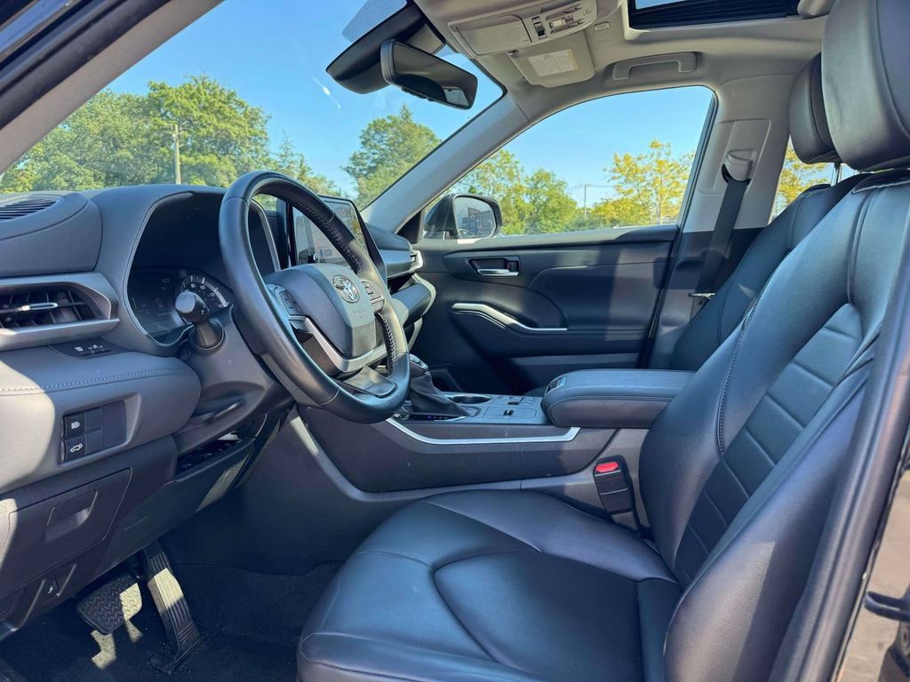 Used 2023 Toyota Highlander XLE AWD/4WD image 15