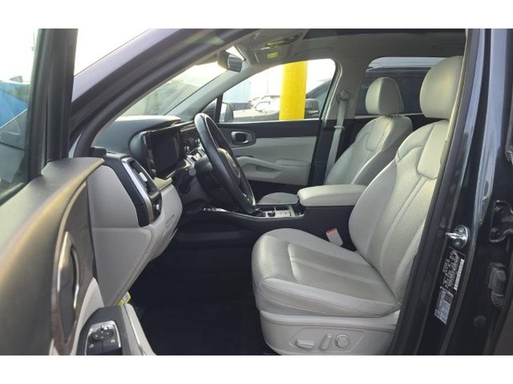 Used 2023 Kia Sorento S w/ Panoramic Sunroof Package AWD/4WD image 5