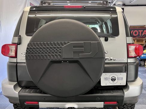 Used 2010 Toyota FJ Cruiser Base 4x4 4dr SUV 5A image 4