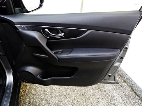 Used 2018 Nissan Rogue SV AWD/4WD image 11