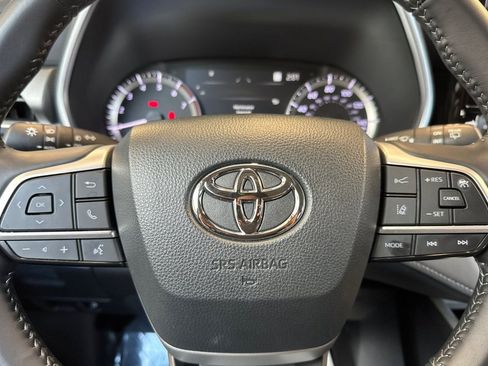 Certified 2024 Toyota Highlander XLE FWD image 31