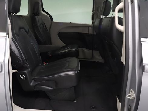 Used 2020 Chrysler Pacifica Limited FWD image 17