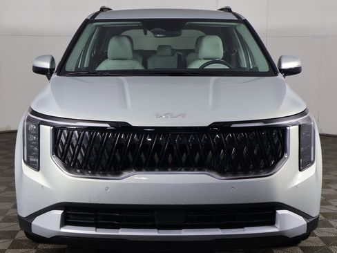 Used 2025 Kia Carnival EX image 12