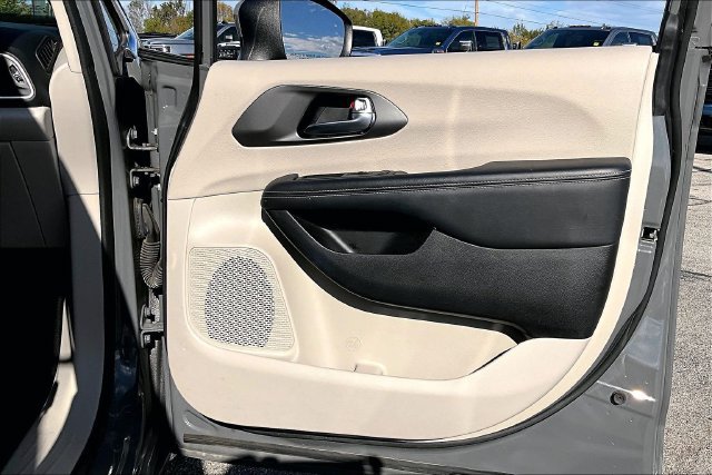 Used 2023 Chrysler Pacifica Touring-L FWD image 28