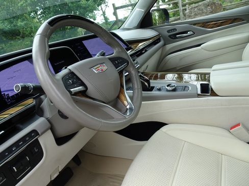 Used 2023 Cadillac Escalade Sport Platinum image 16