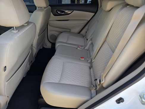 Used 2020 Nissan Rogue SV w/ Premium Package image 18