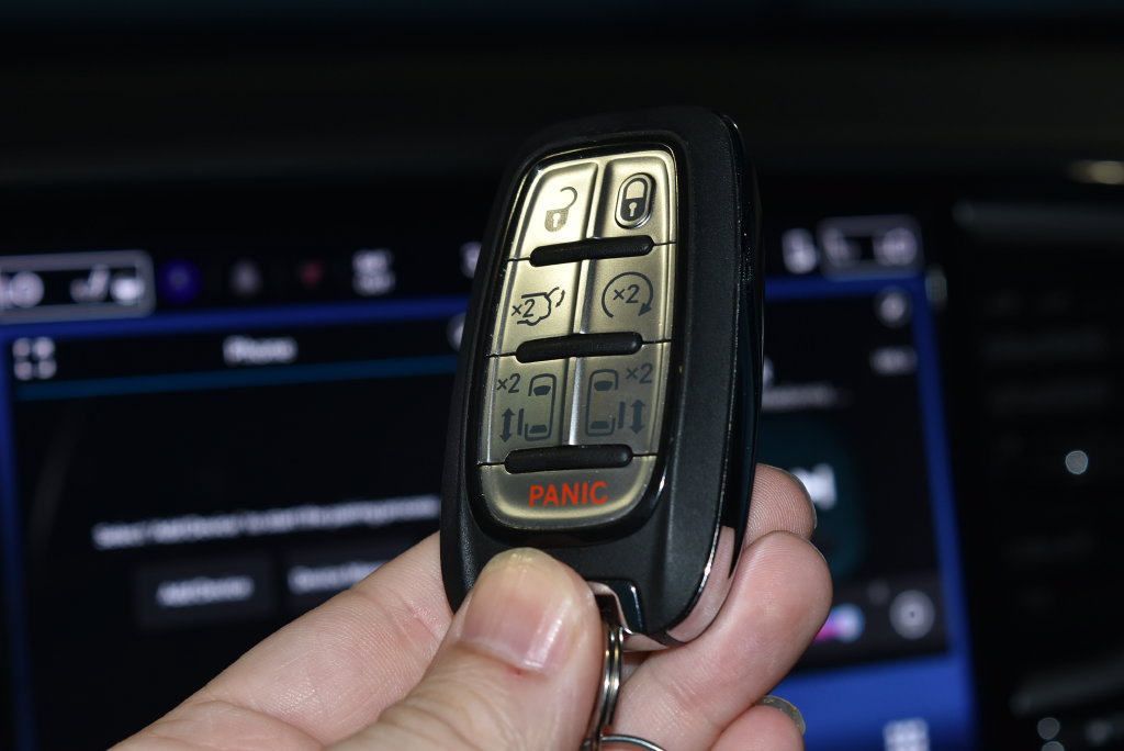 Used 2025 Chrysler Voyager LX FWD image 16