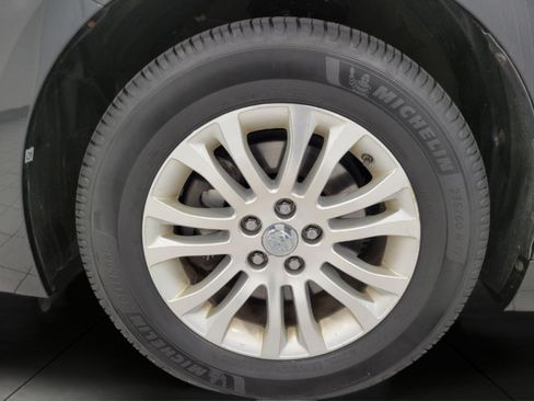 Used 2017 Toyota Sienna XLE Premium FWD image 4