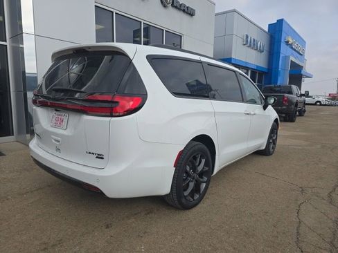 New 2026 Chrysler Pacifica Limited w/ S Appearance Package image 6