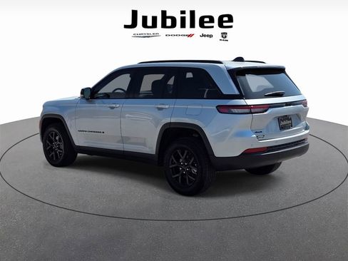Used 2025 Jeep Grand Cherokee Altitude AWD/4WD image 4