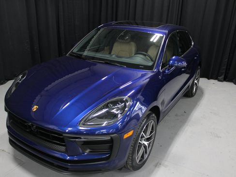 Certified 2025 Porsche Macan image 11