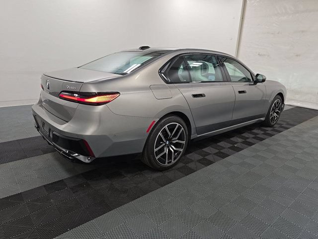 Used 2023 BMW 760i xDrive AWD/4WD image 3