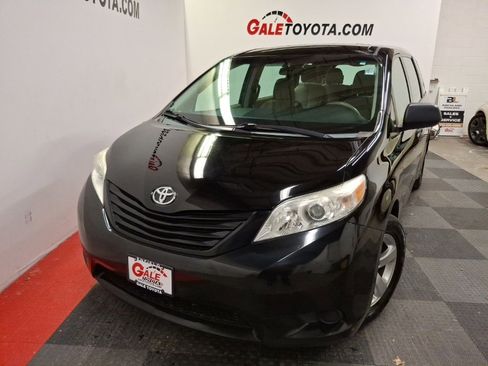 Used 2014 Toyota Sienna L image 2