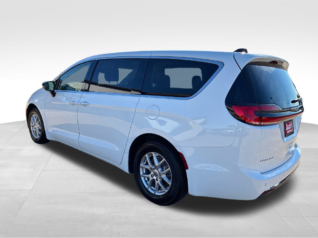 Used 2024 Chrysler Pacifica Touring-L FWD image 3