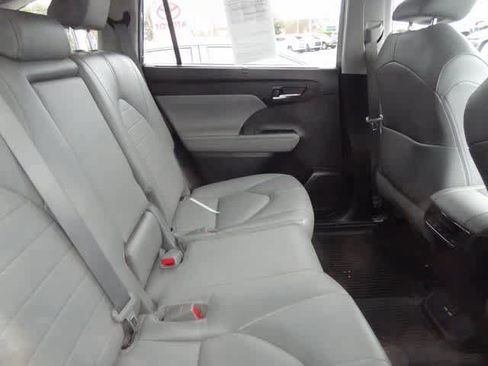 Used 2021 Toyota Highlander XLE image 13